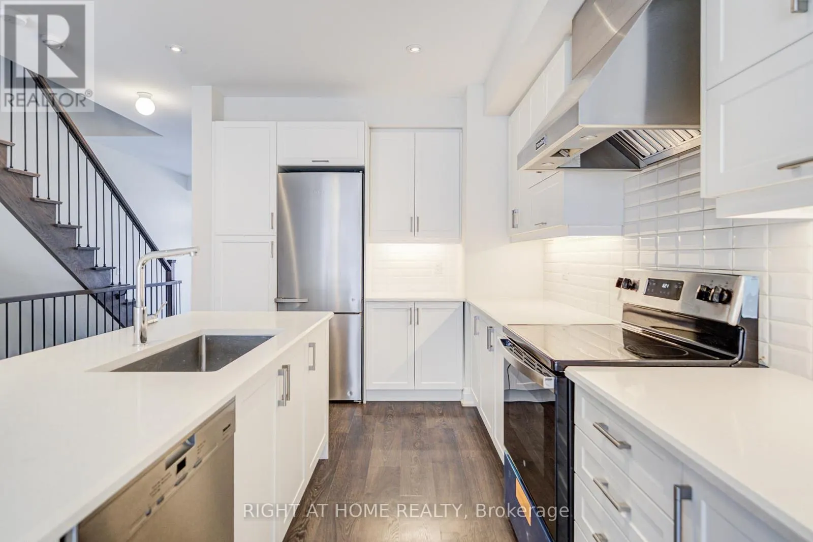 UPPER - 33 JOHN STOCKS WAY