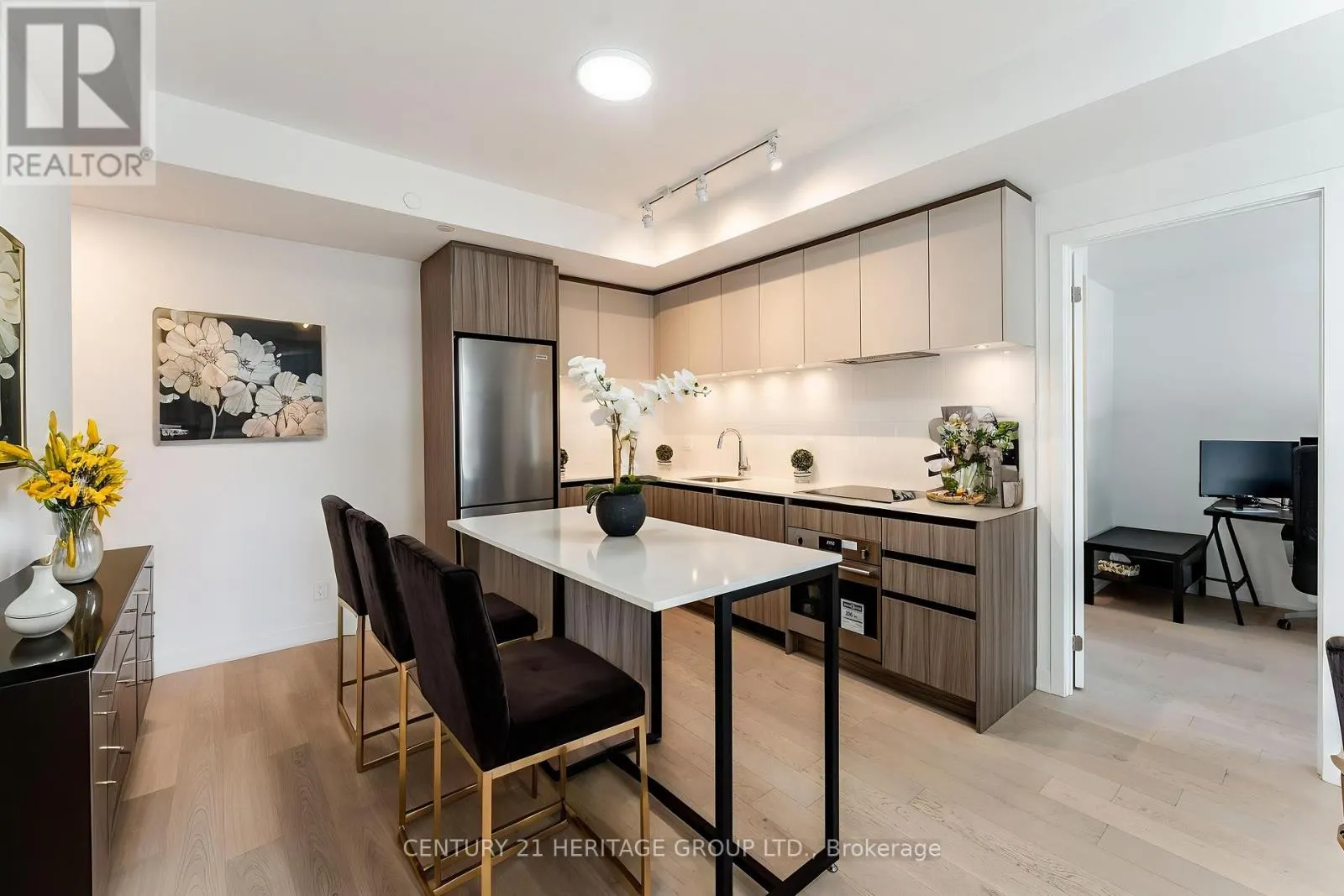 201 - 7950 BATHURST STREET