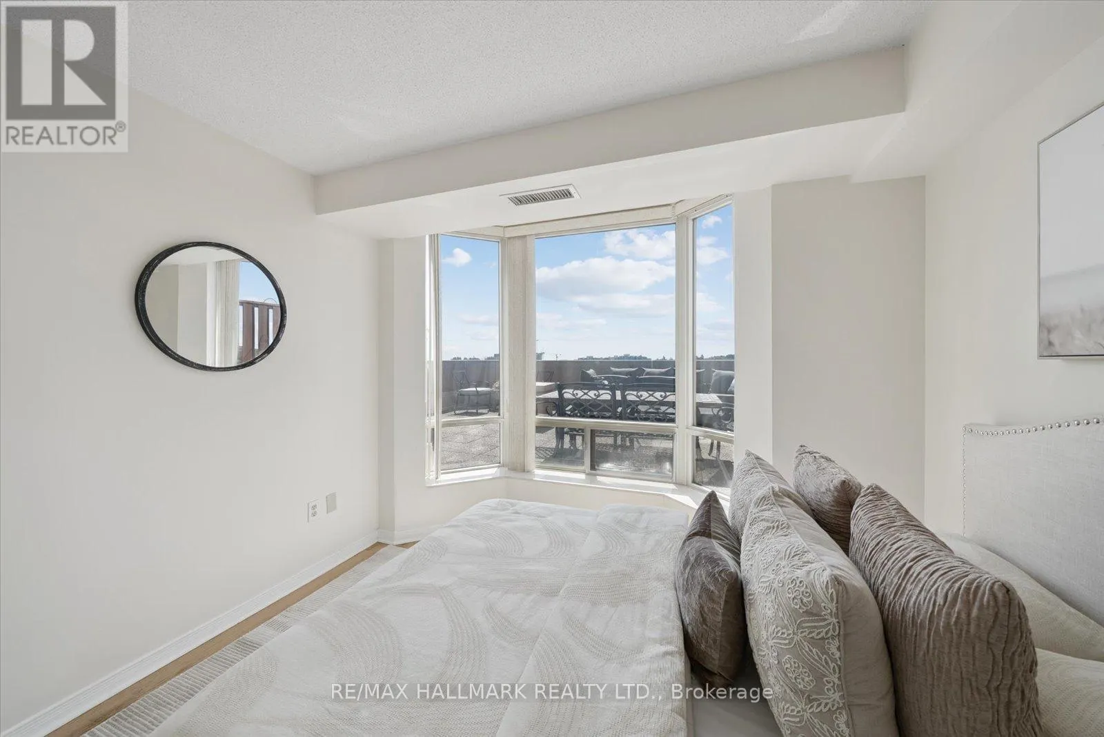 704 - 175 CEDAR AVENUE