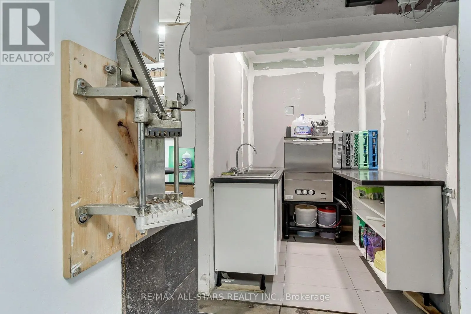 1 - 320 HARRY WALKER PARKWAY
