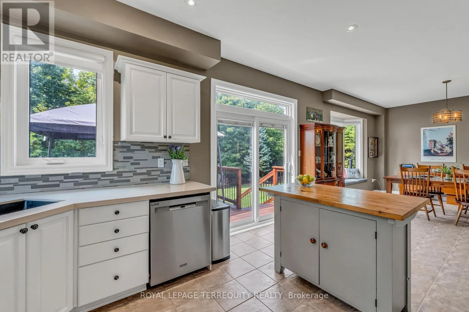 22 WILLARD HUNT COURT