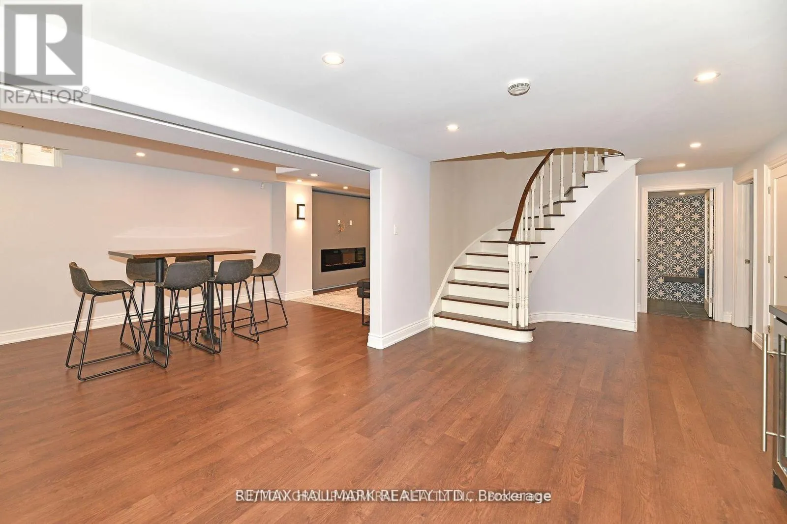 25 GRENADIER CRESCENT