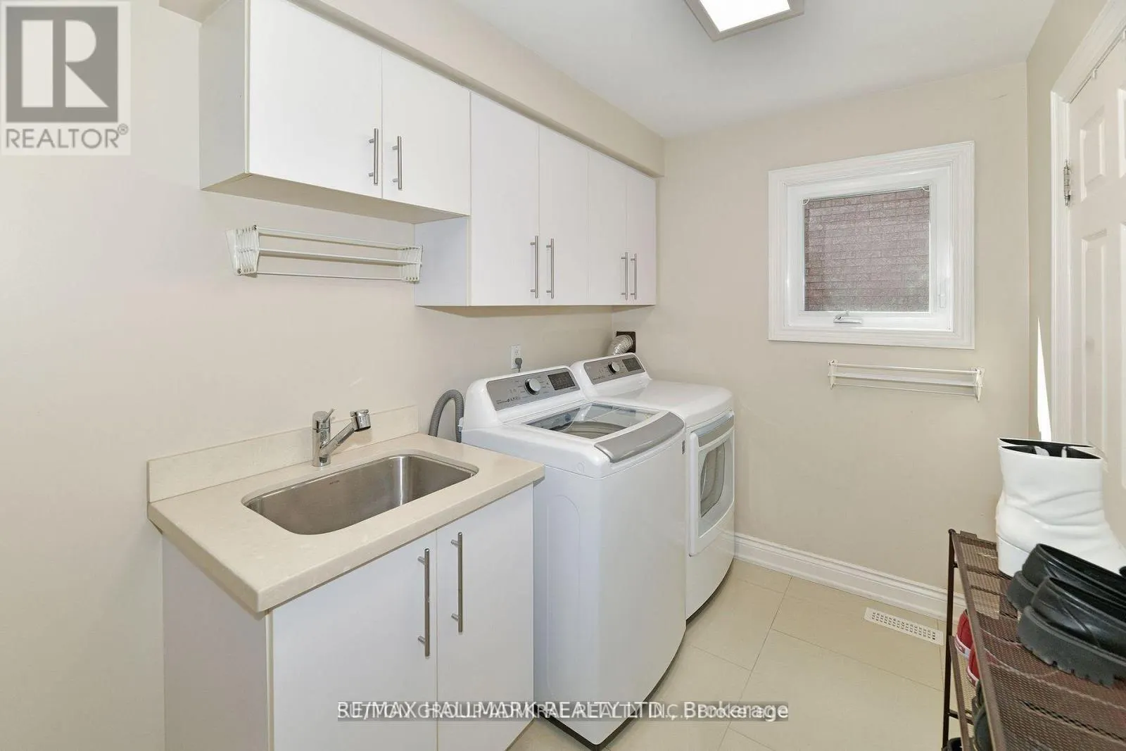 25 GRENADIER CRESCENT