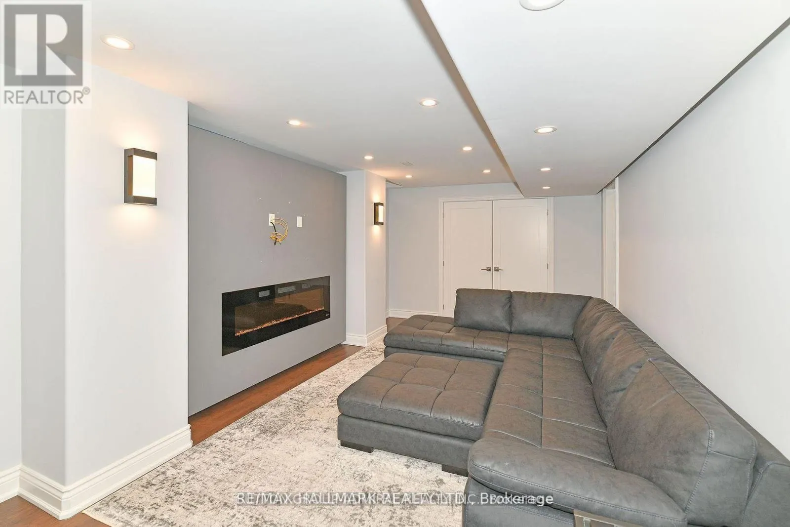 25 GRENADIER CRESCENT
