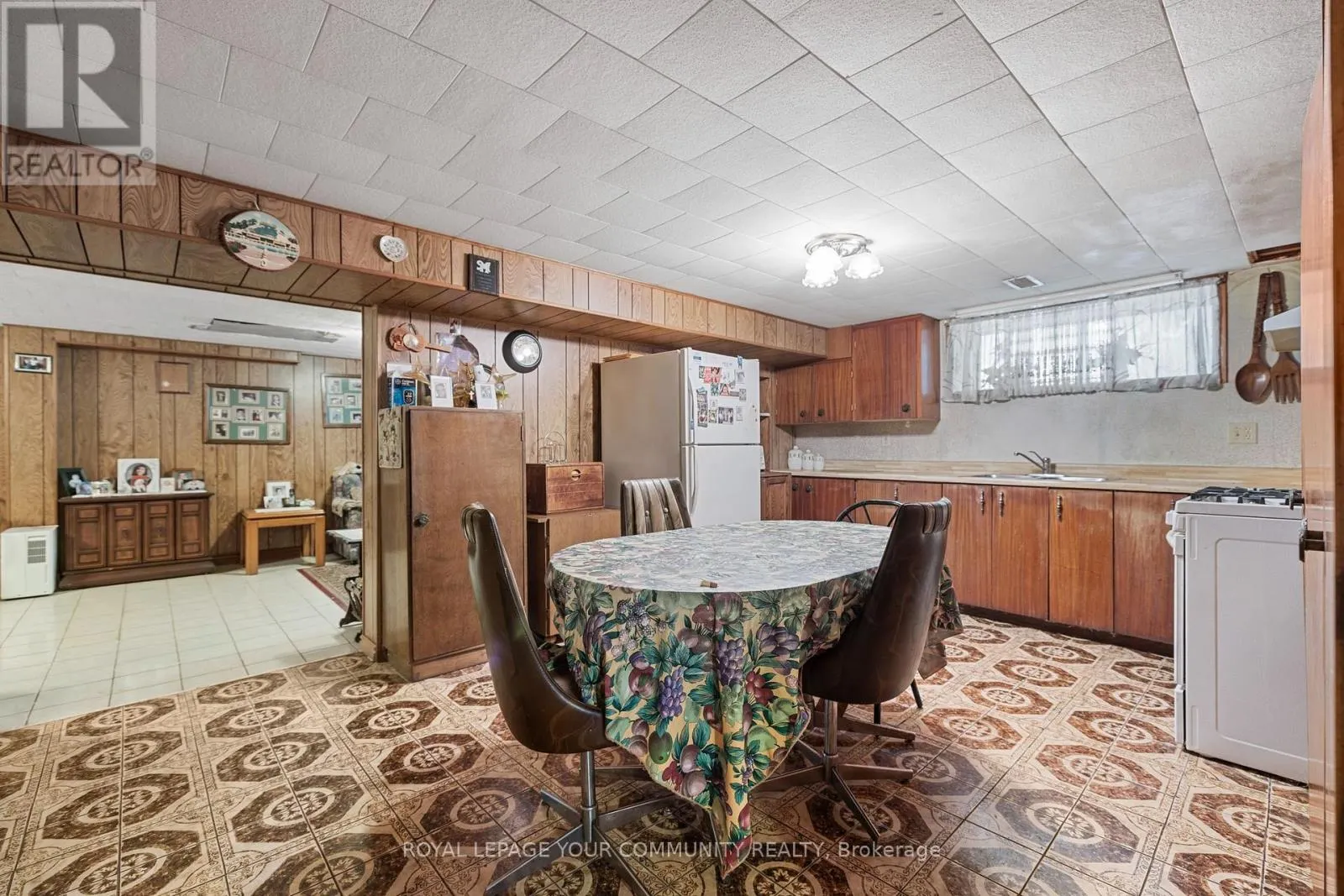 221 ELGIN MILLS ROAD W