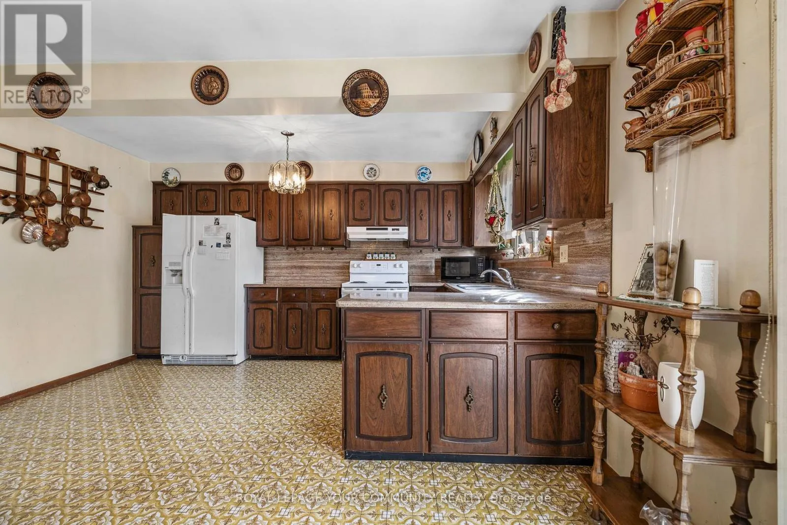 221 ELGIN MILLS ROAD W