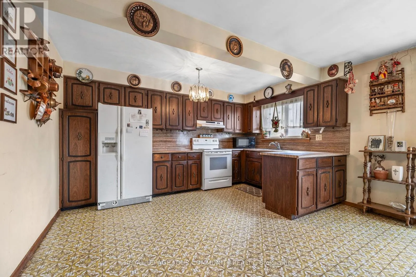 221 ELGIN MILLS ROAD W