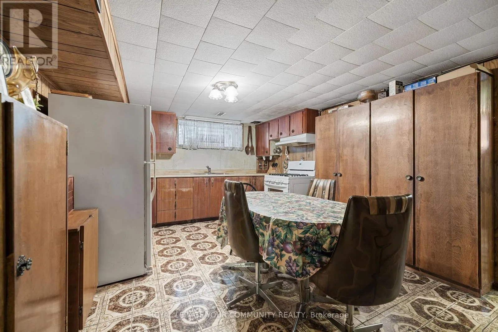221 ELGIN MILLS ROAD W