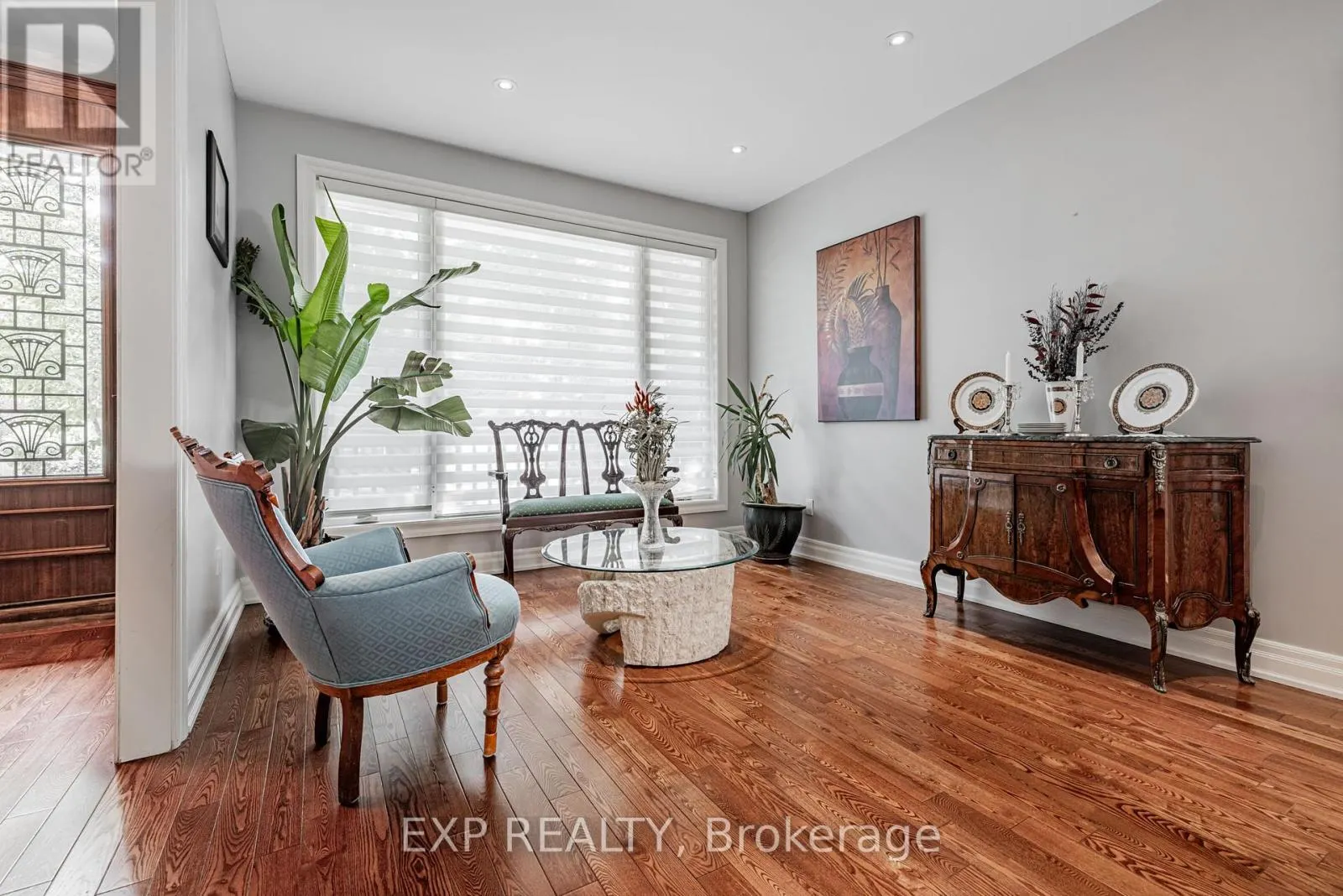 203 CENTRE STREET W