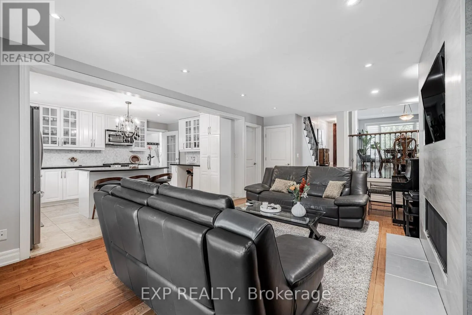 203 CENTRE STREET W