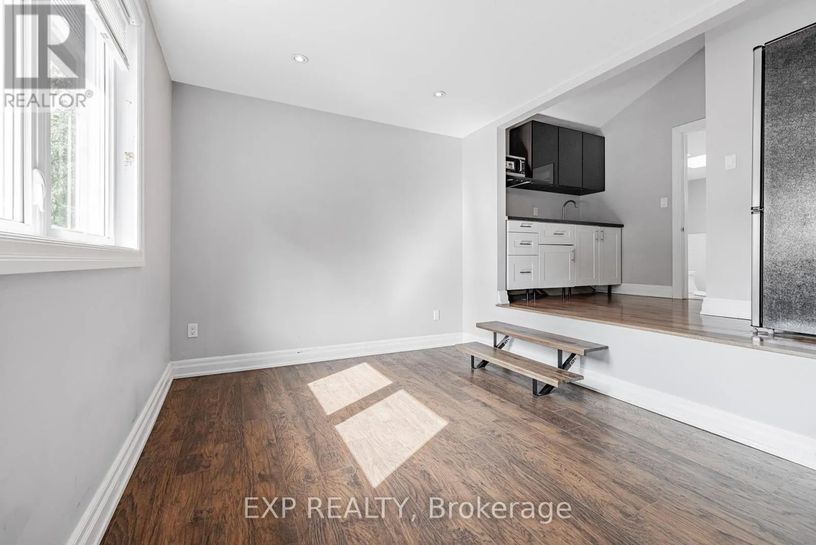 203 CENTRE STREET W