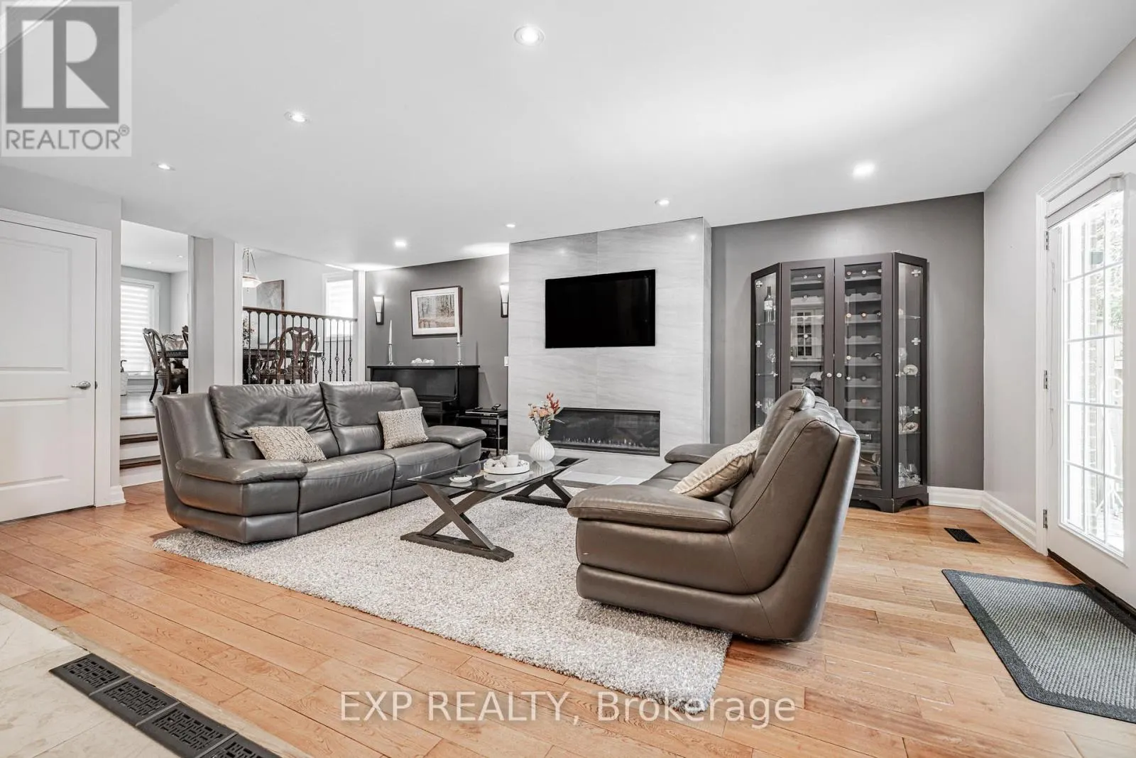 203 CENTRE STREET W