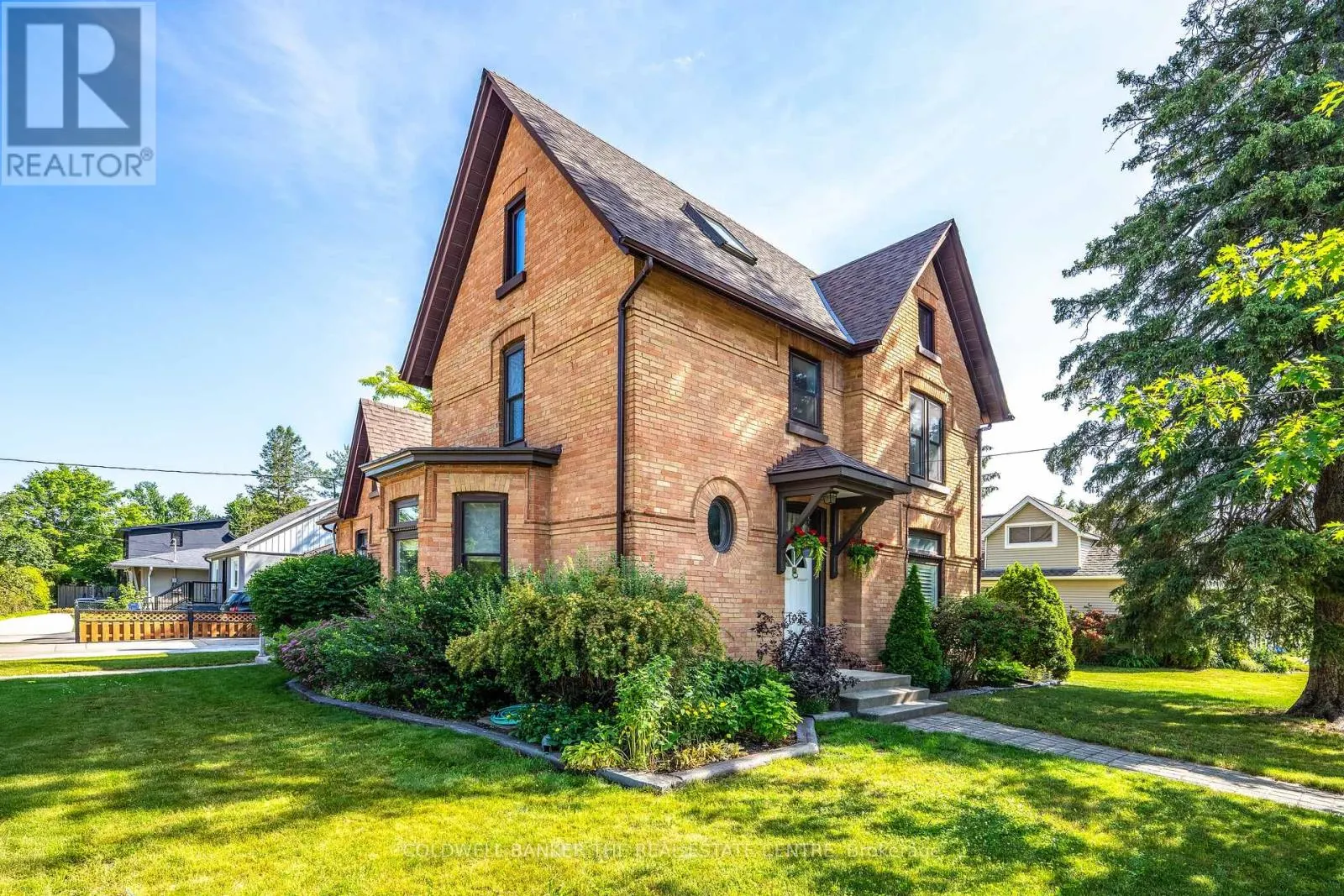 102 WELLINGTON STREET E