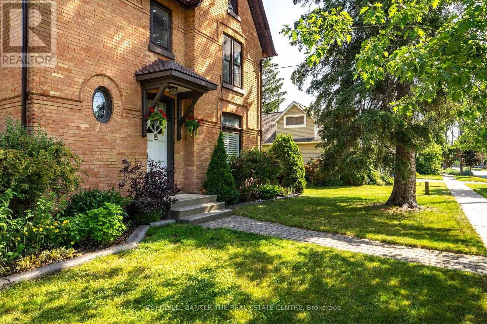 102 WELLINGTON STREET E