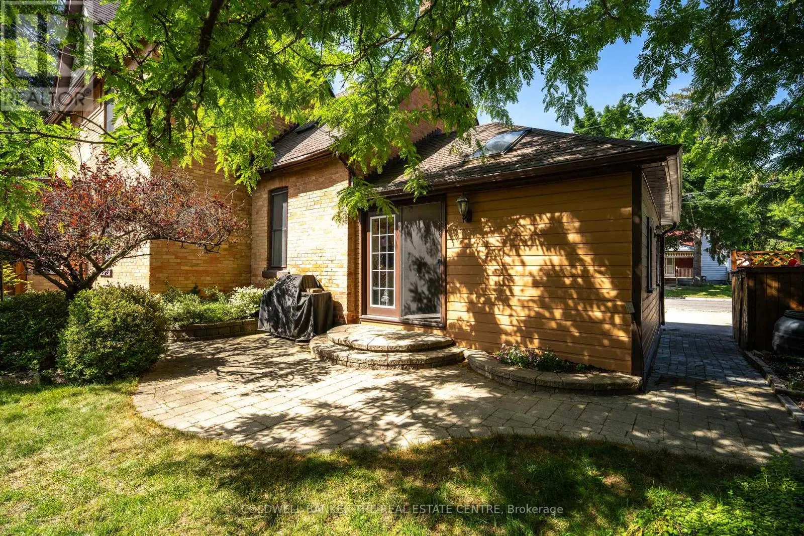 102 WELLINGTON STREET E