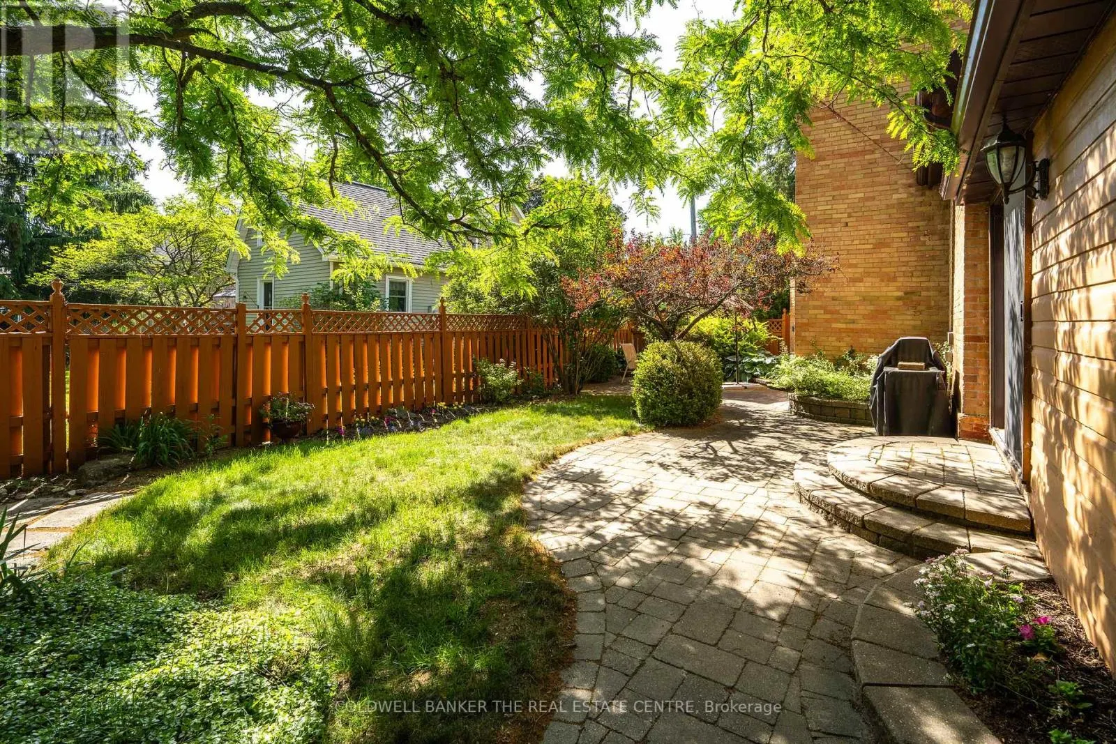 102 WELLINGTON STREET E