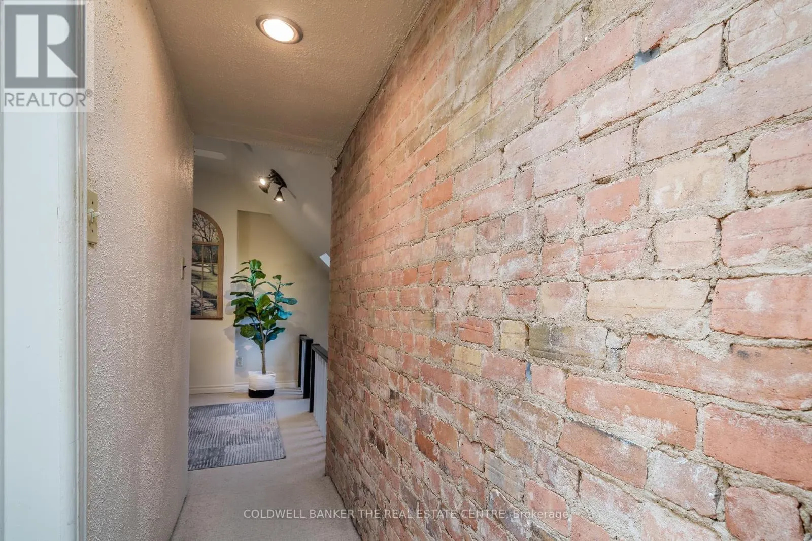 102 WELLINGTON STREET E