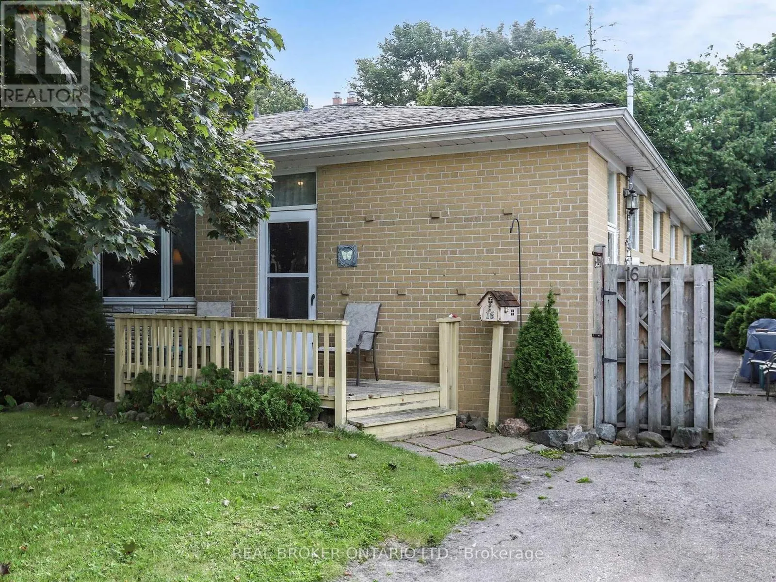 16 BAILEY CRESCENT