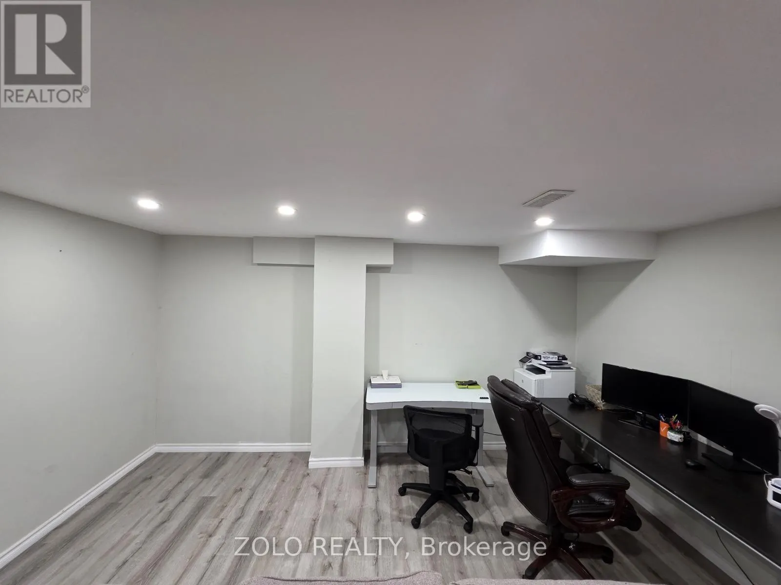 7 THORNAPPLE LANE