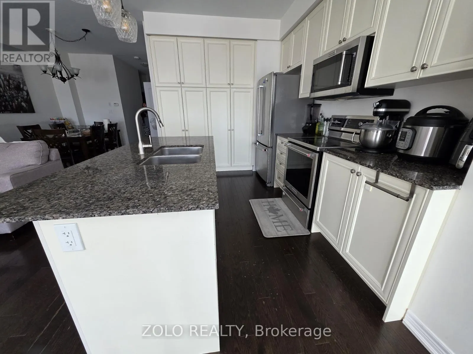 7 THORNAPPLE LANE
