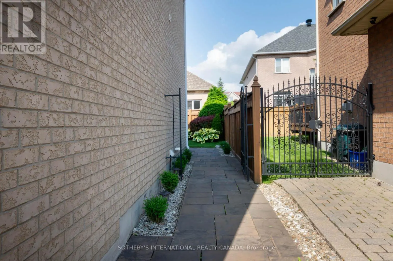 16 SAINT CLARE BOULEVARD