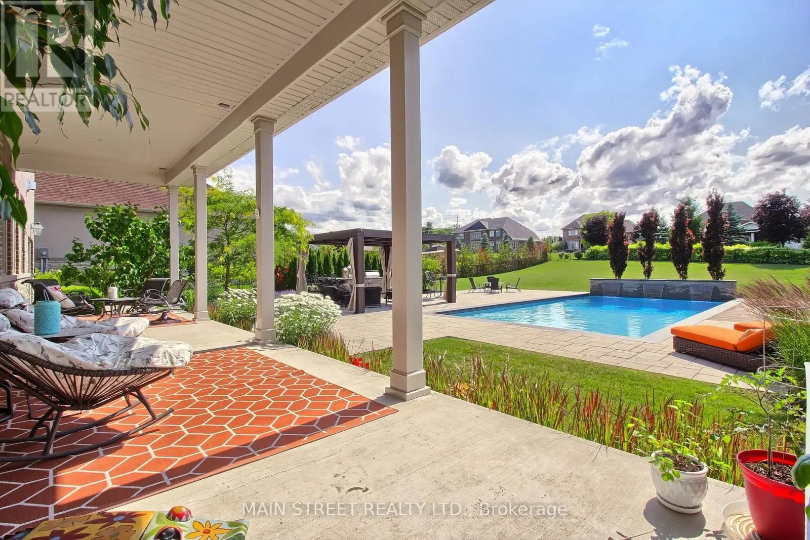 18 COUNTRY CLUB CRESCENT