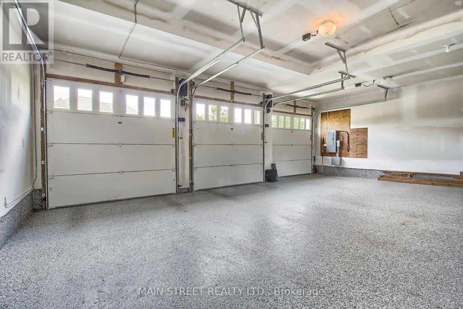18 COUNTRY CLUB CRESCENT