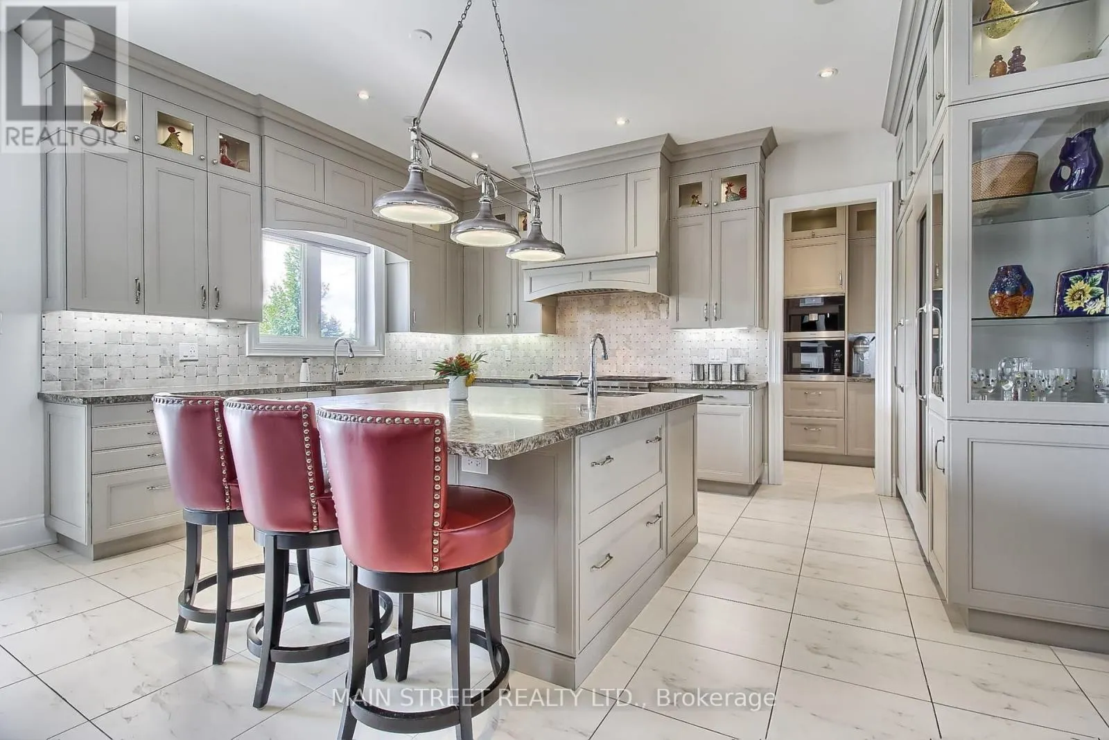 18 COUNTRY CLUB CRESCENT