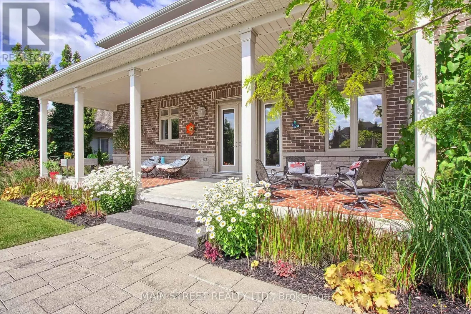 18 COUNTRY CLUB CRESCENT