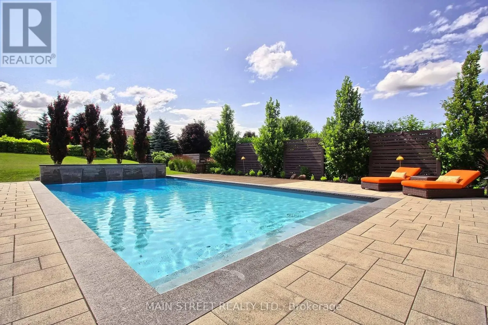 18 COUNTRY CLUB CRESCENT