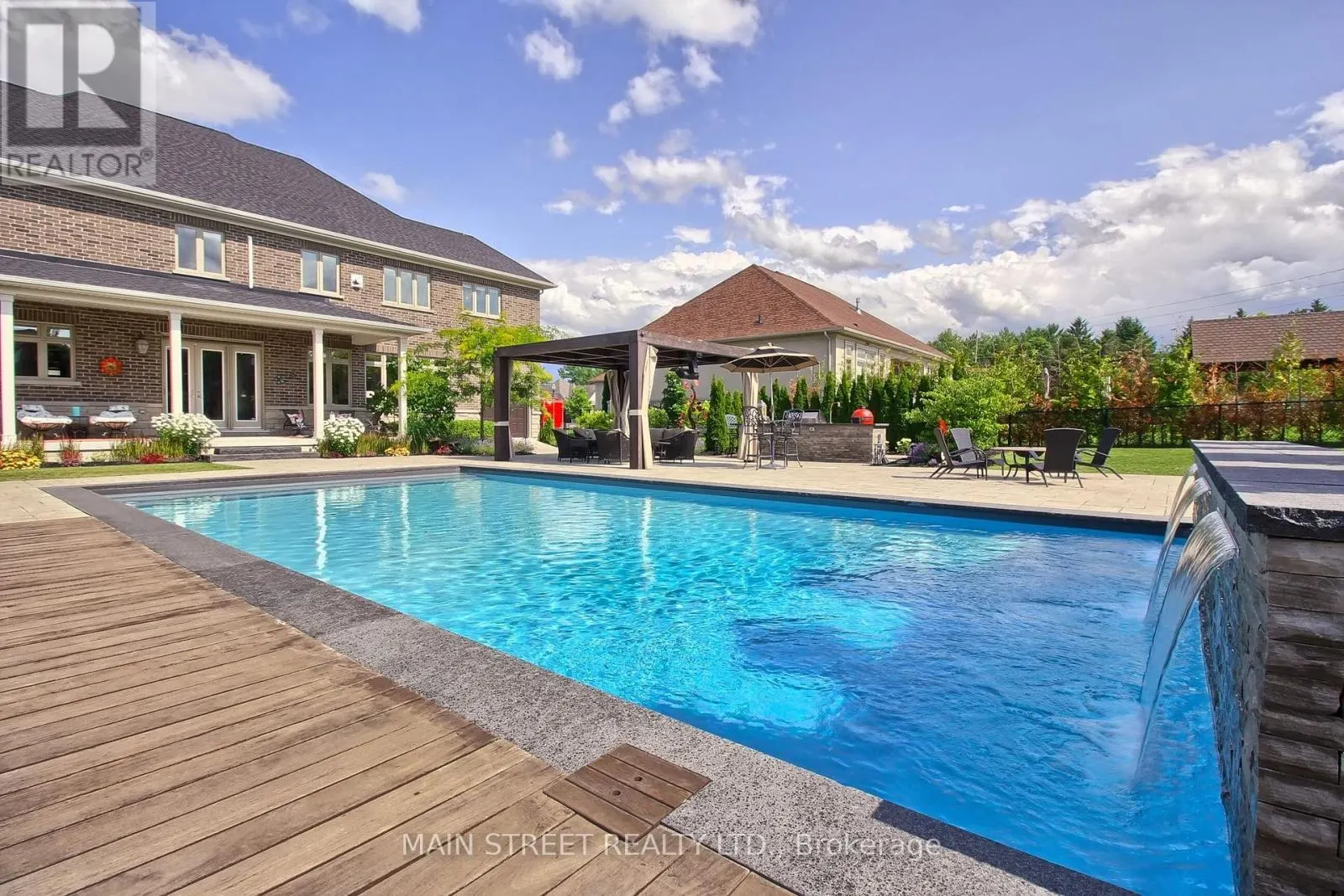 18 COUNTRY CLUB CRESCENT