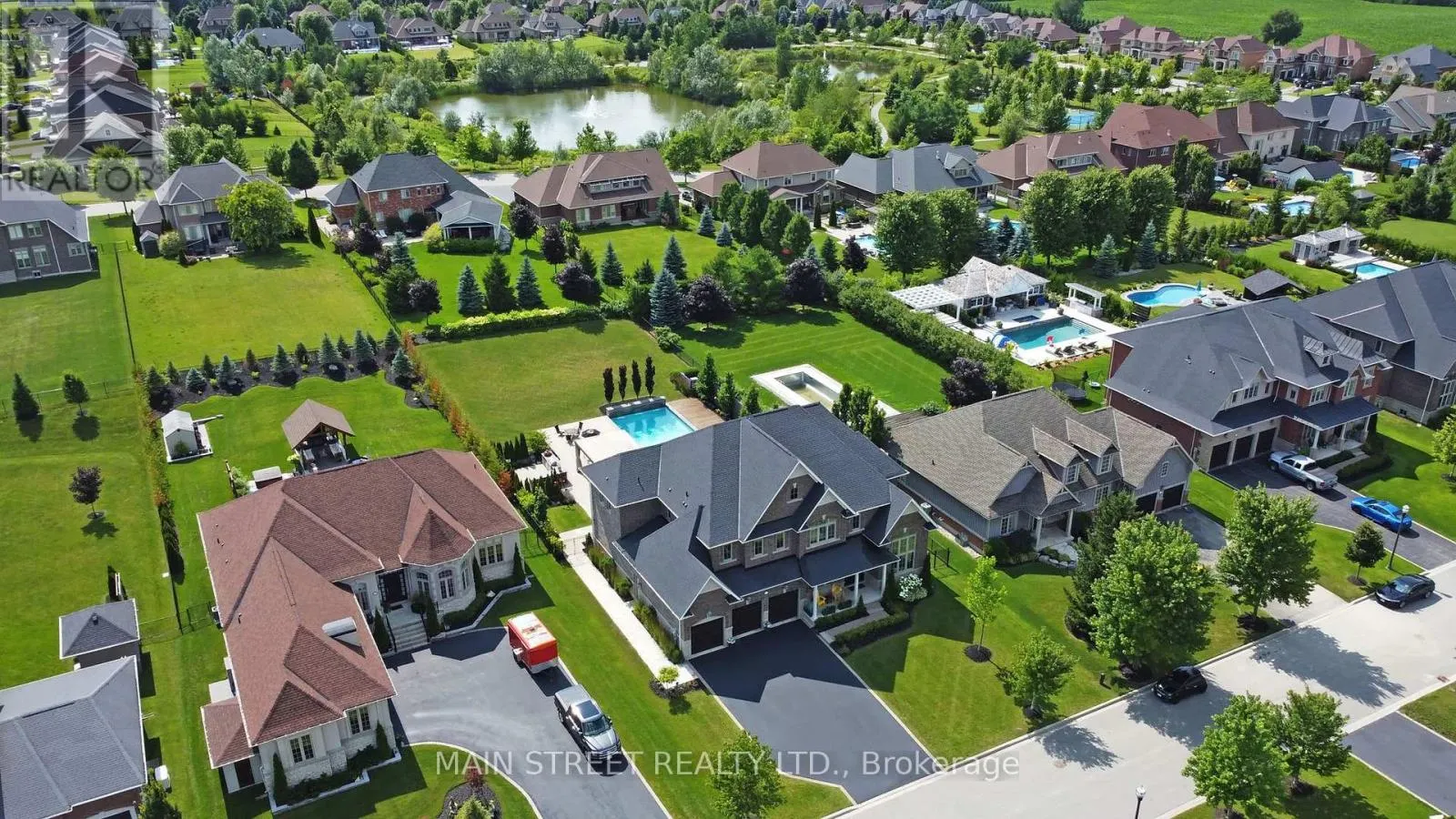 18 COUNTRY CLUB CRESCENT