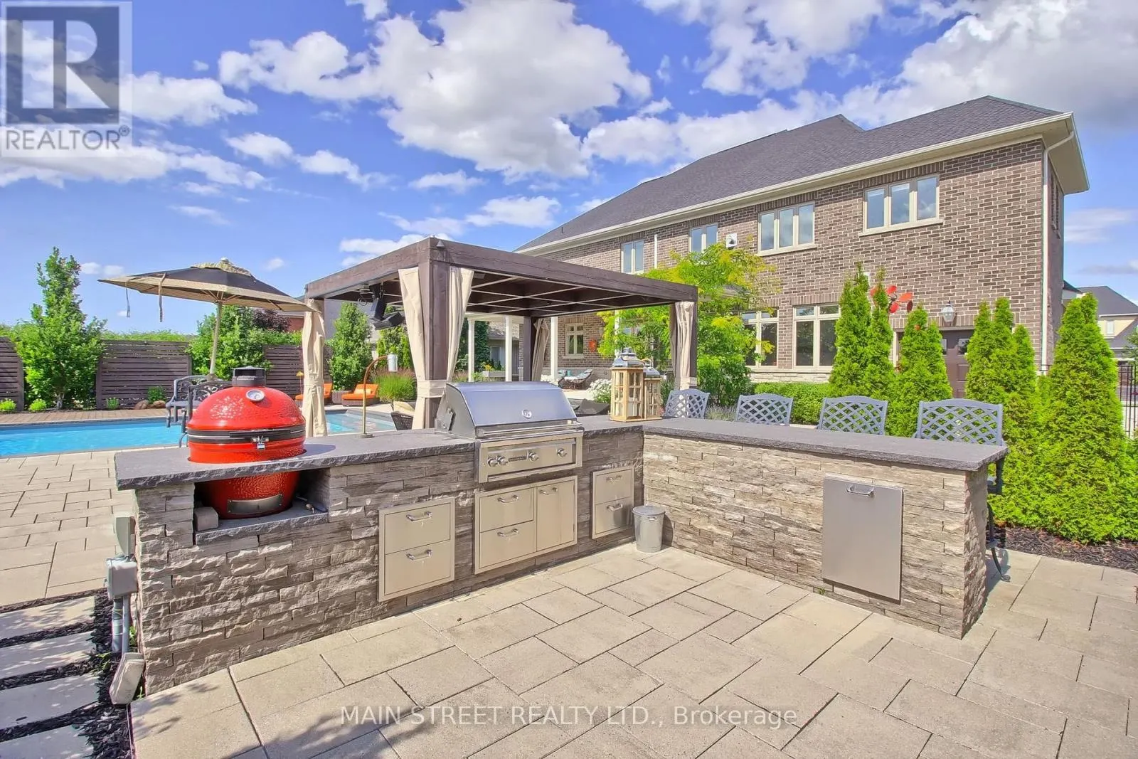 18 COUNTRY CLUB CRESCENT