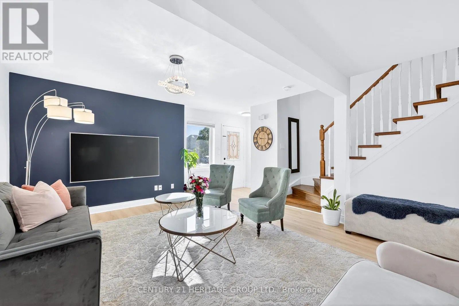 112 SANDFIELD DRIVE