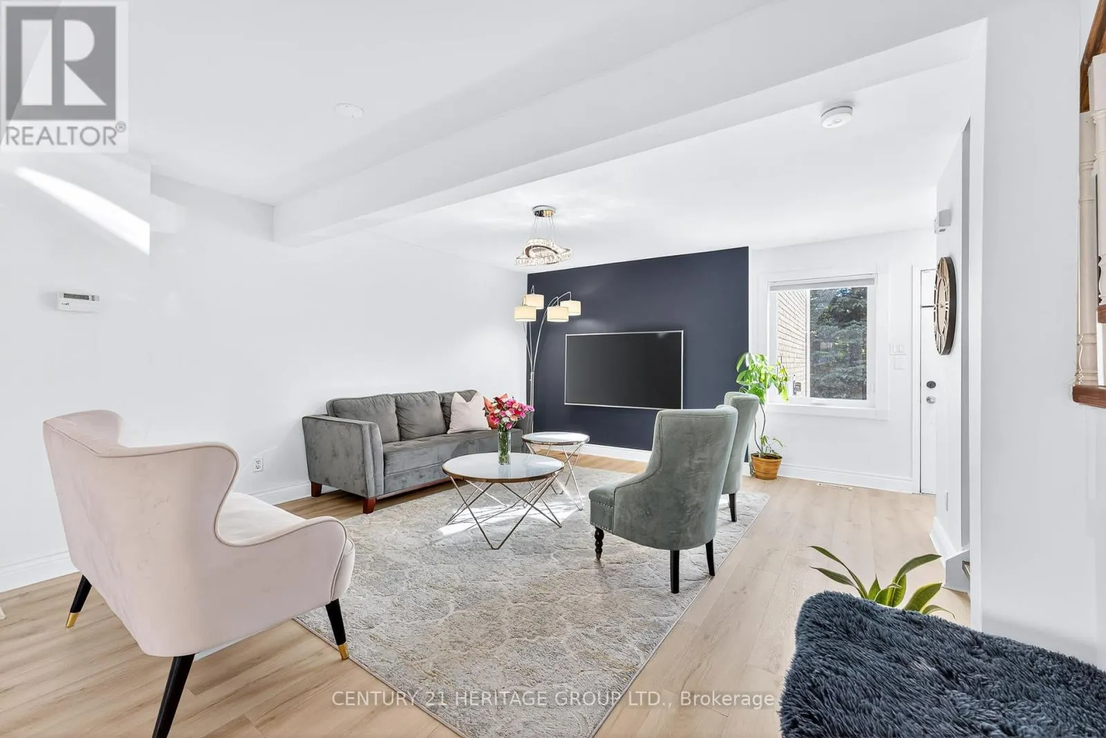 112 SANDFIELD DRIVE