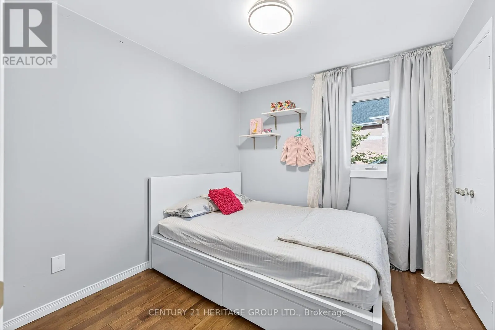 112 SANDFIELD DRIVE