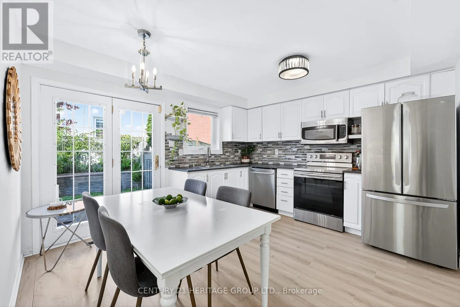 112 SANDFIELD DRIVE