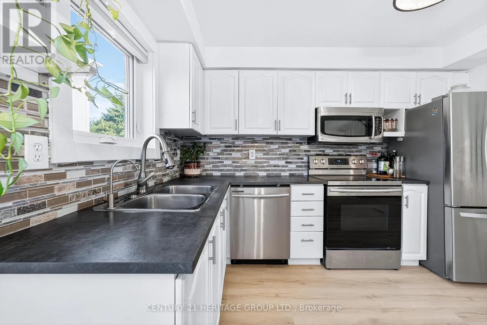 112 SANDFIELD DRIVE
