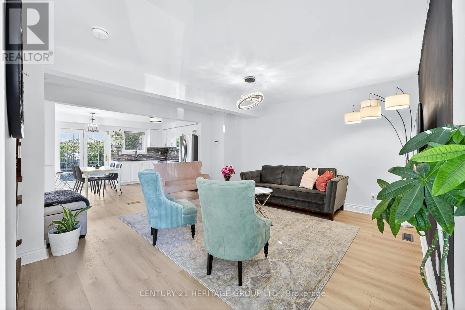 112 SANDFIELD DRIVE