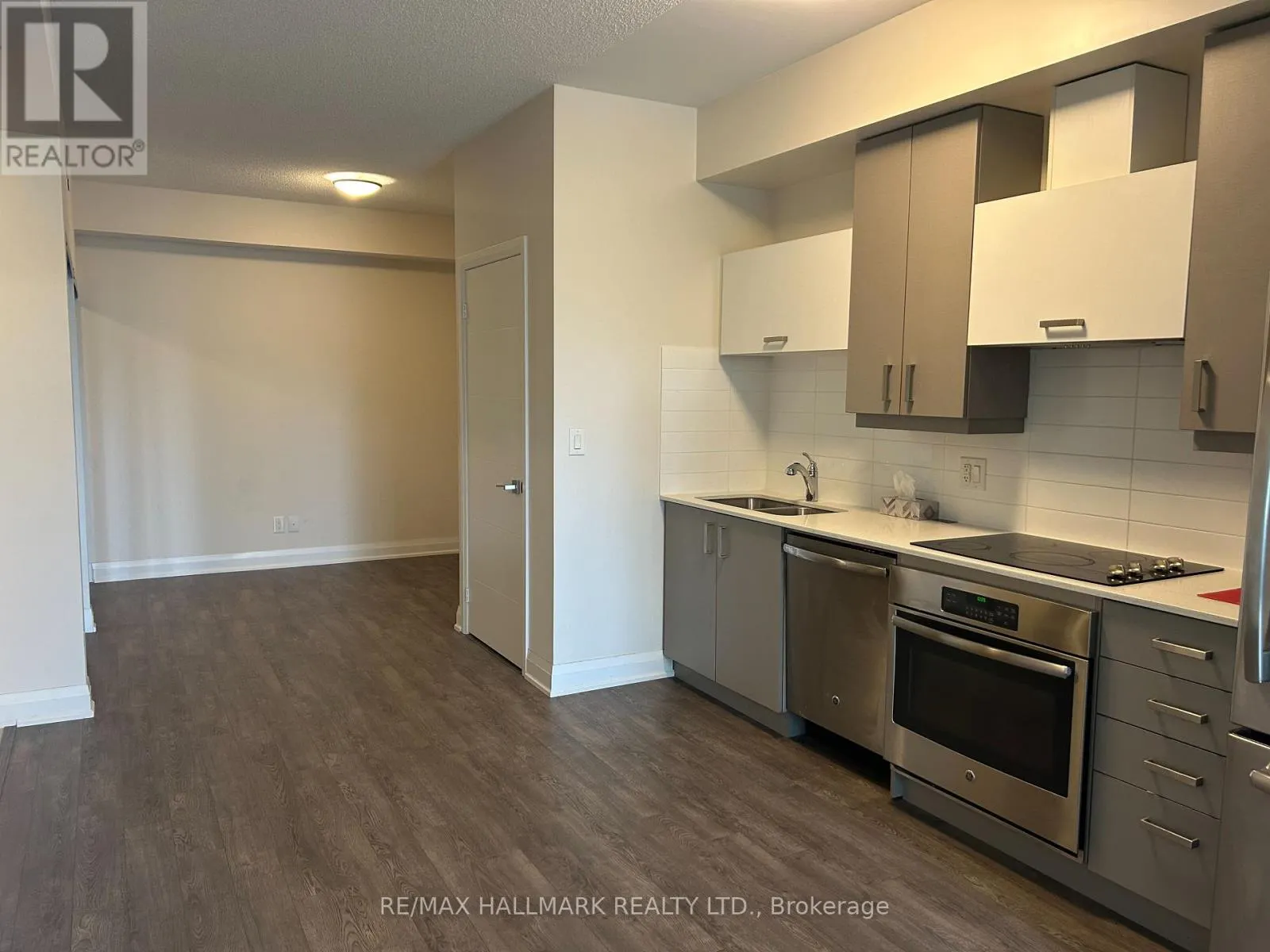 323 - 18 UPTOWN DRIVE