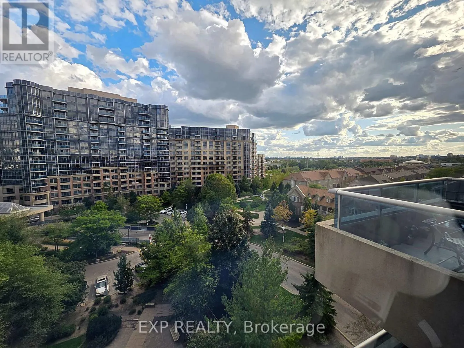 911 - 33 COX BOULEVARD