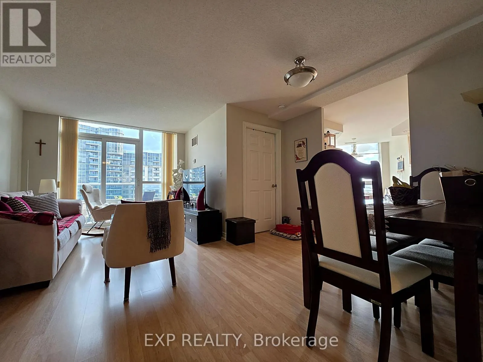 911 - 33 COX BOULEVARD