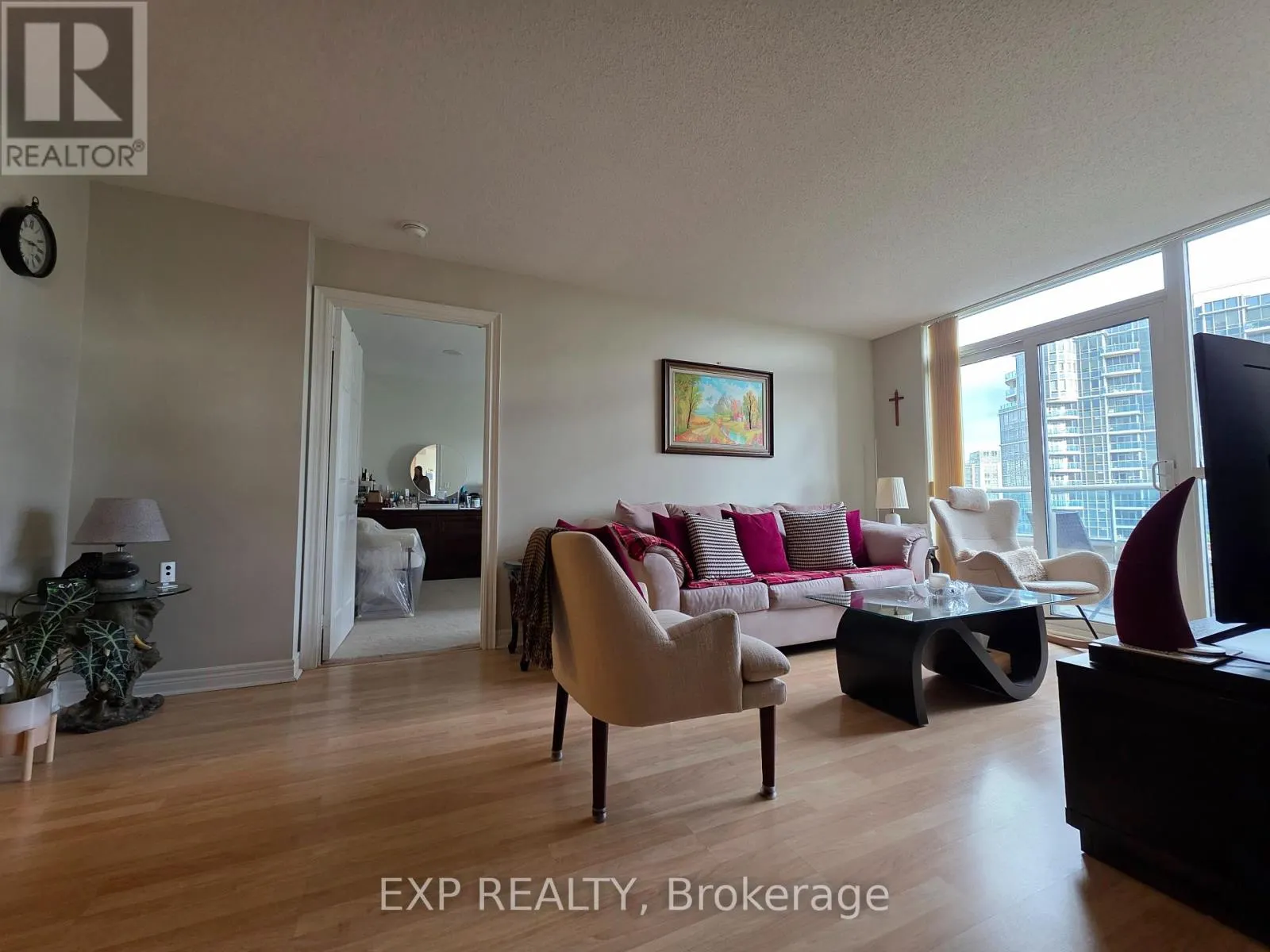 911 - 33 COX BOULEVARD