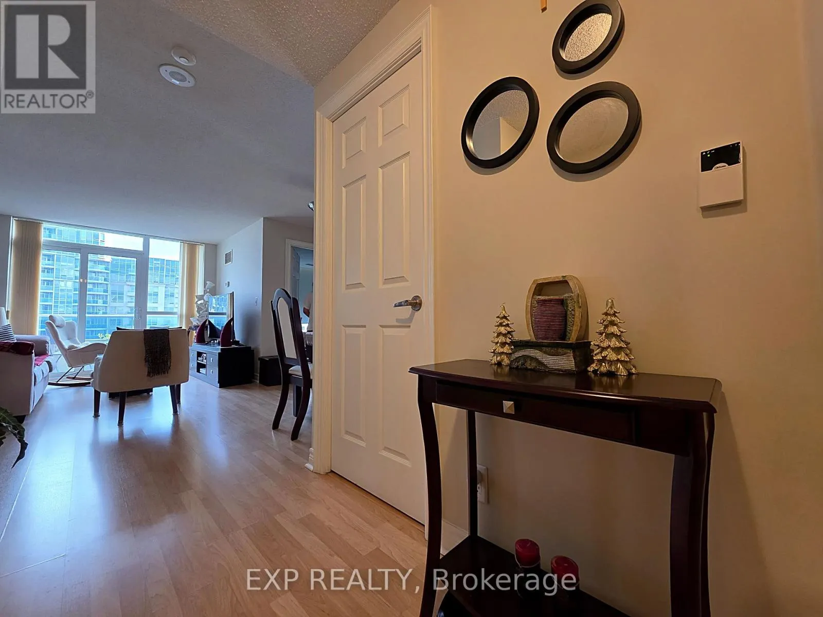 911 - 33 COX BOULEVARD