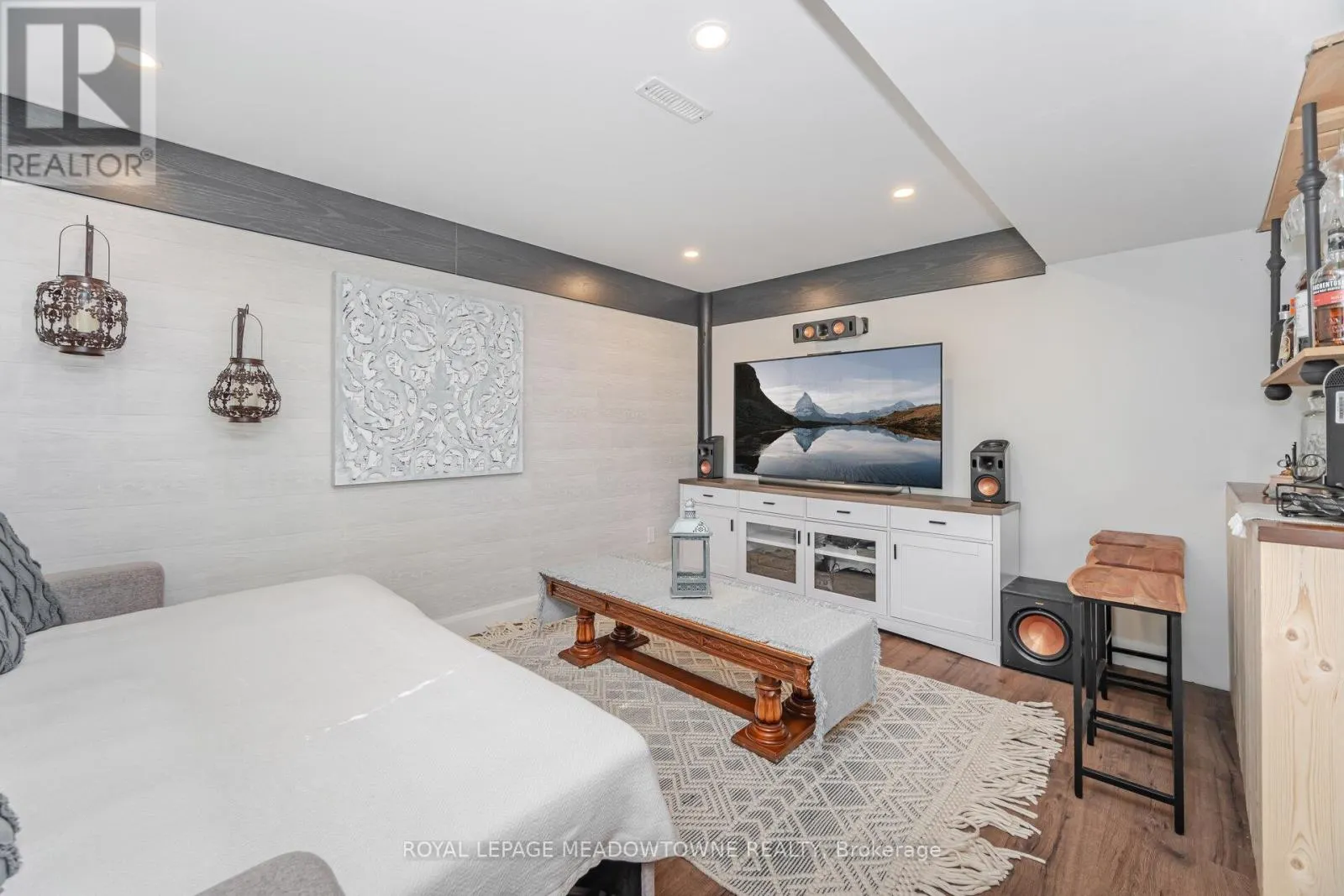 6 HOLLIS CRESCENT