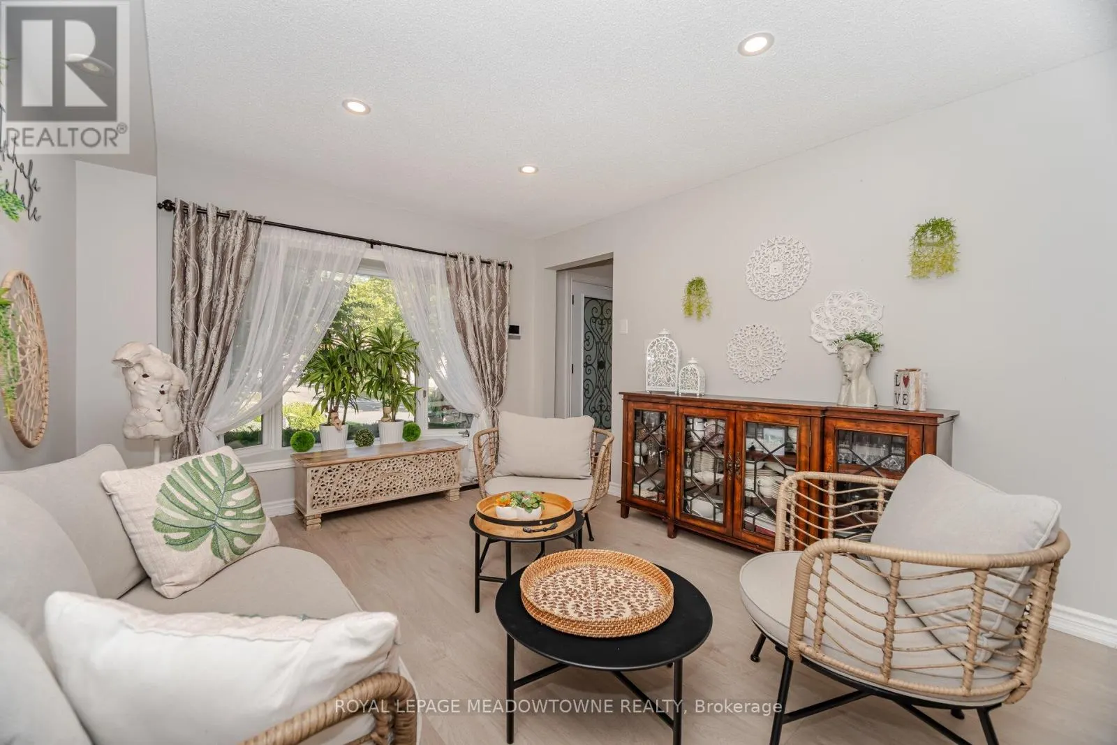 6 HOLLIS CRESCENT