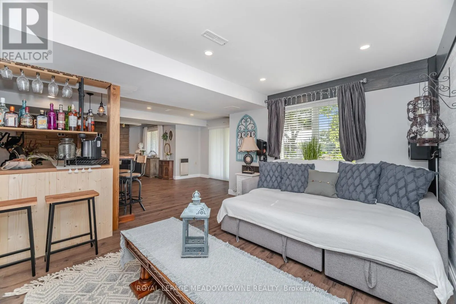 6 HOLLIS CRESCENT