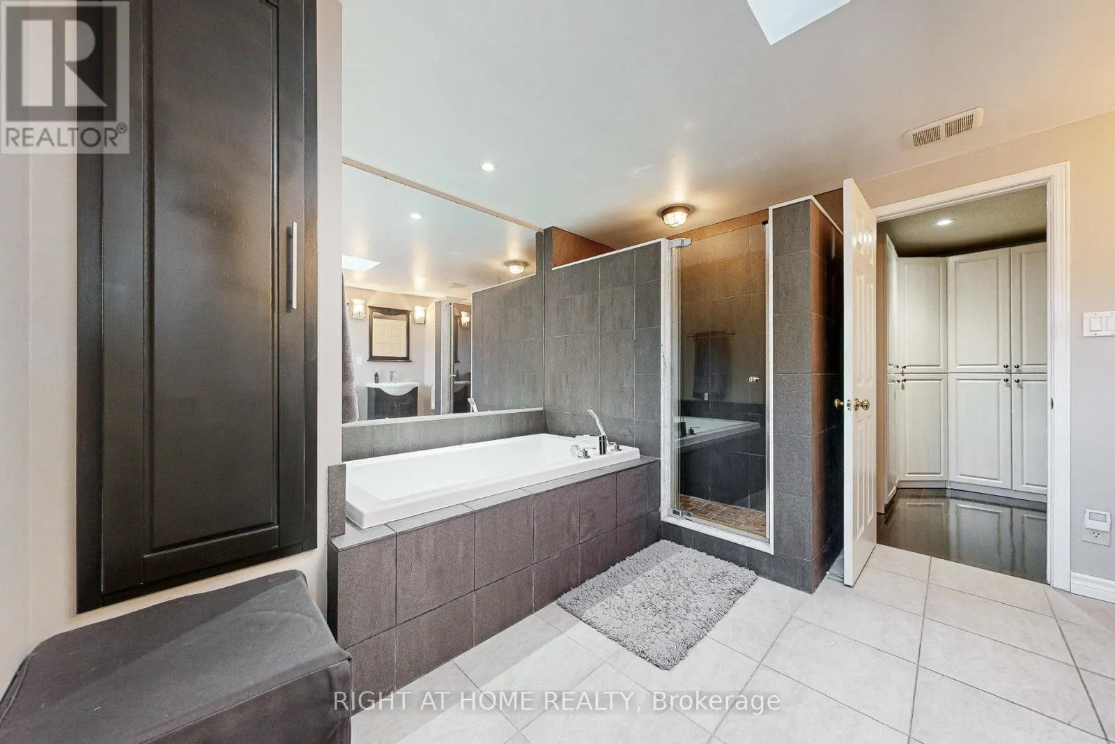 8 LOCKRIDGE AVENUE