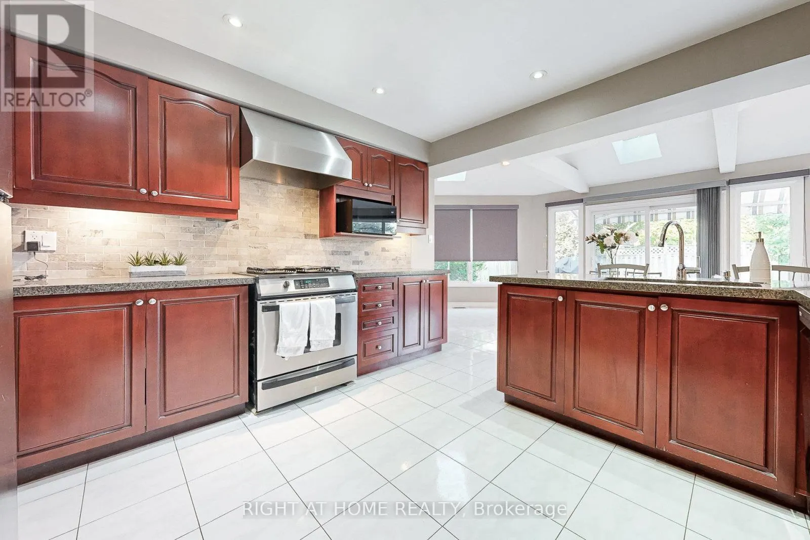 8 LOCKRIDGE AVENUE