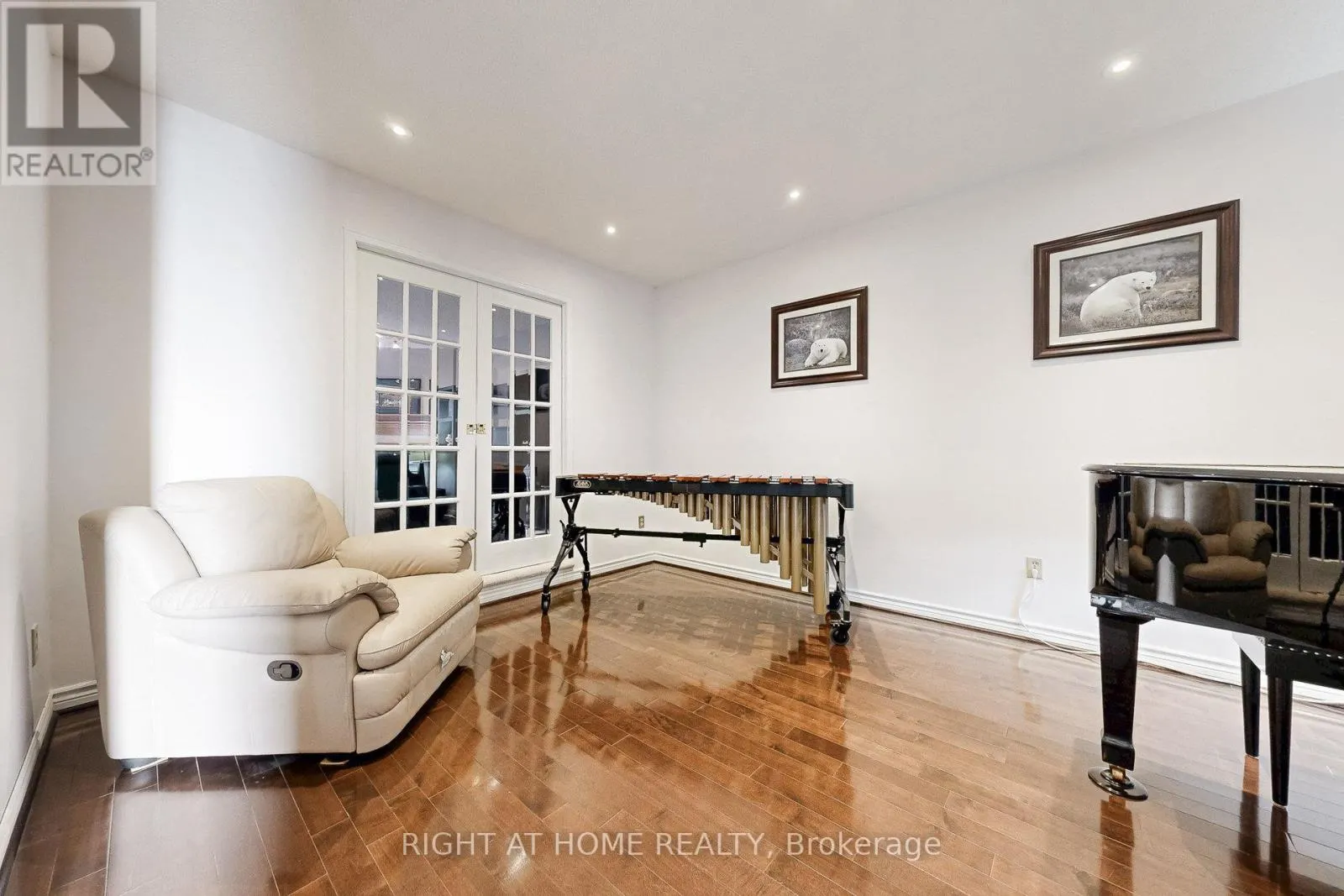 8 LOCKRIDGE AVENUE